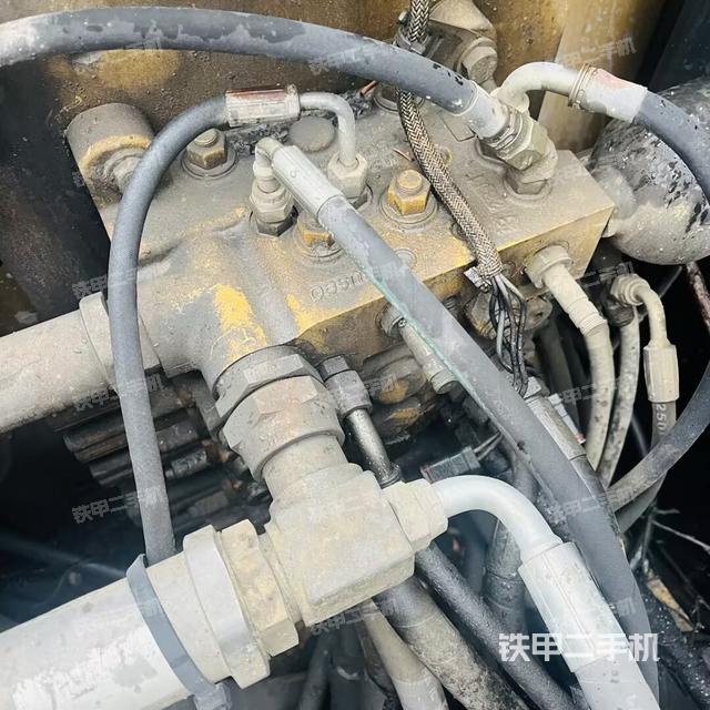 回轉(zhuǎn)馬達(dá)和主控閥（整機(jī)外觀）