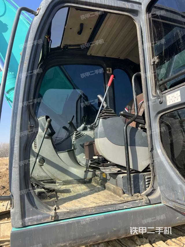 駕駛室整體(整機外觀) 駕駛室整體(整機外觀)