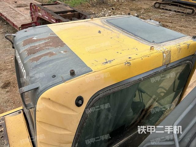 駕駛室頂部(整機(jī)外觀) 駕駛室頂部(整機(jī)外觀)