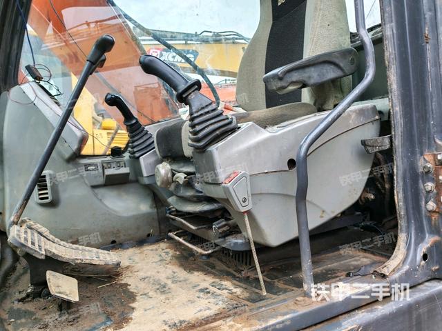 座椅左側(cè)控制臺/音響/含左手柄(駕駛室部分) 座椅左側(cè)控制臺/音響/含左手柄(駕駛室部分)