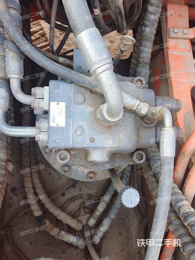 回转马达和主控阀（整机外观）