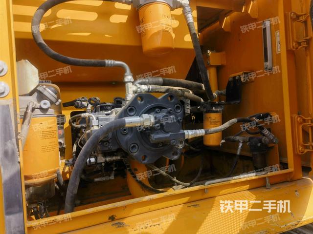 液壓泵艙室正面整體(整機(jī)外觀) 液壓泵艙室正面整體(整機(jī)外觀)