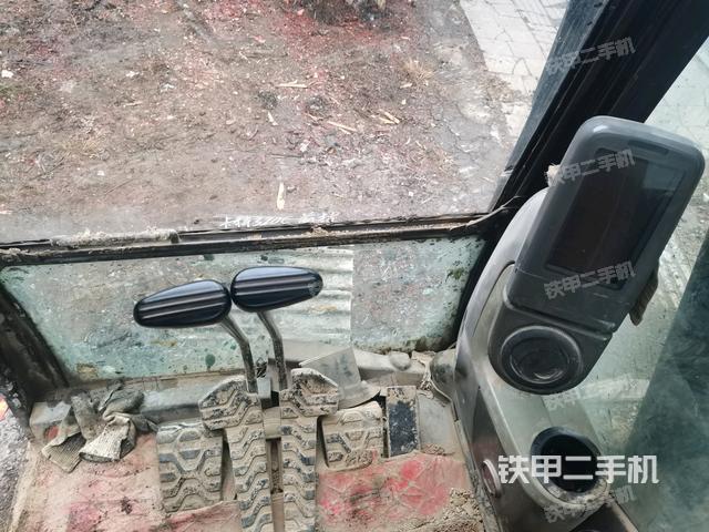 行走控制手柄和踏板?俯拍(駕駛室部分) 行走控制手柄和踏板?俯拍(駕駛室部分)