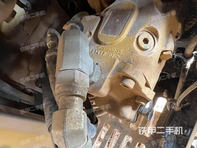 液压泵舱室正面整体（整机外观）