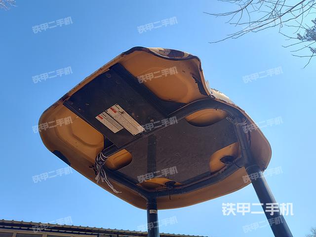 駕駛室頂部(整機(jī)外觀) 駕駛室頂部(整機(jī)外觀)
