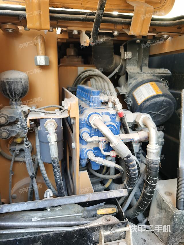 回转马达和主控阀（整机外观）