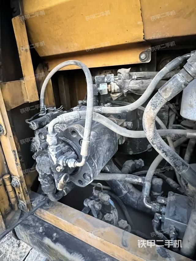 液壓泵艙室正面整體(整機外觀) 液壓泵艙室正面整體(整機外觀)