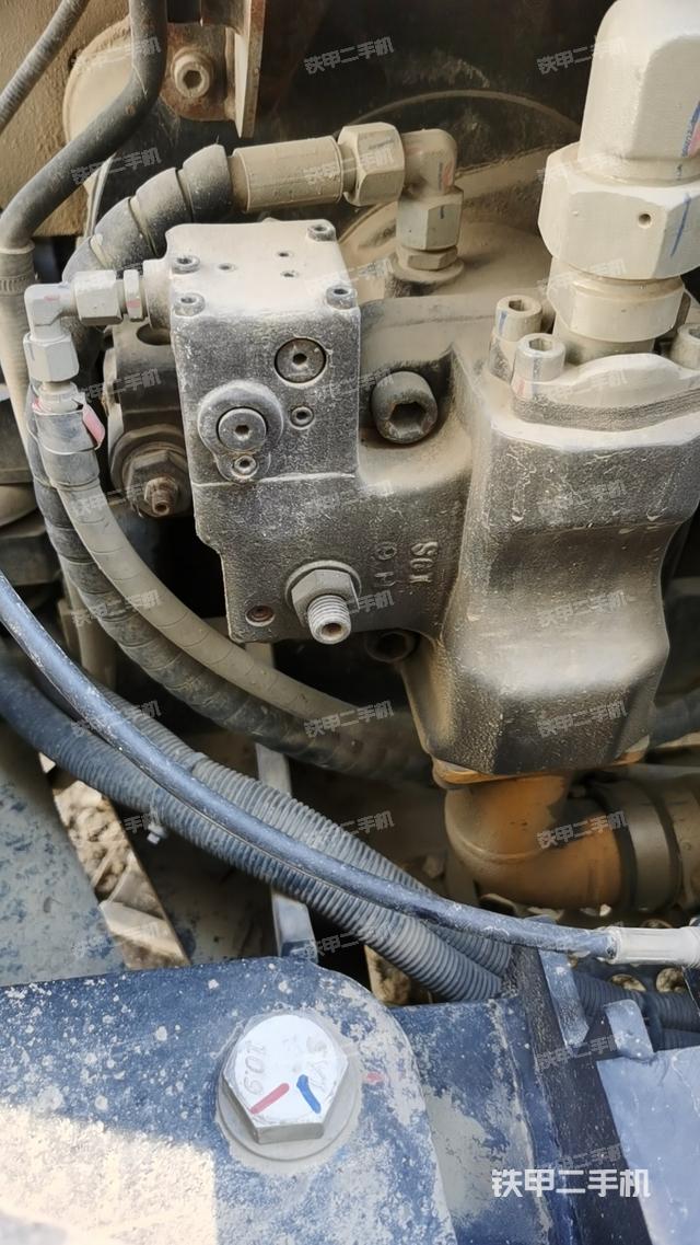 液压泵舱室正面整体（整机外观）