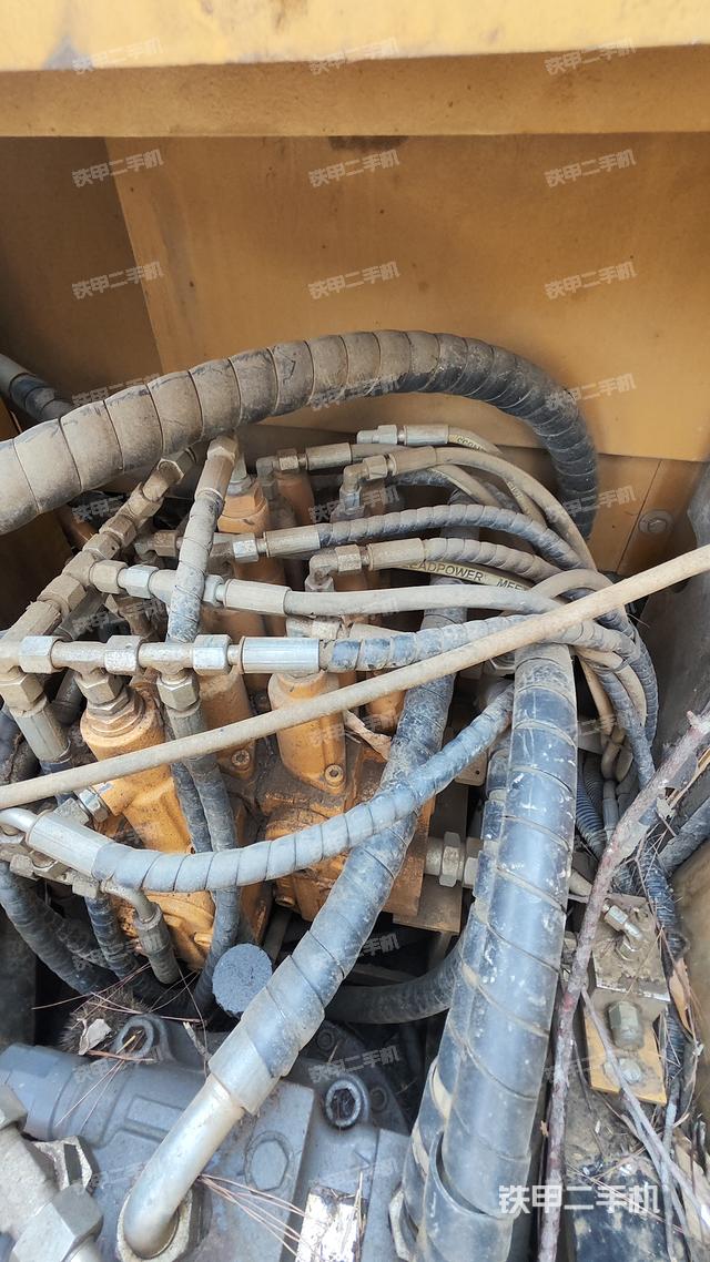 回转马达和主控阀（整机外观）