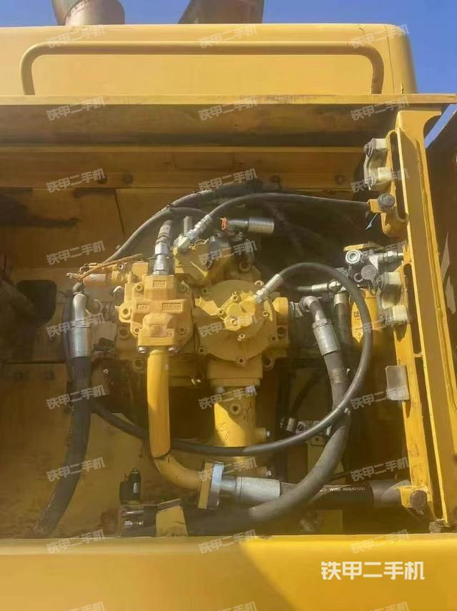 液壓泵艙室正面整體(整機外觀) 液壓泵艙室正面整體(整機外觀)