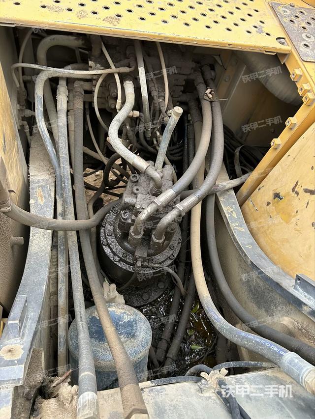 回轉(zhuǎn)馬達(dá)和主控閥(整機(jī)外觀) 回轉(zhuǎn)馬達(dá)和主控閥(整機(jī)外觀)