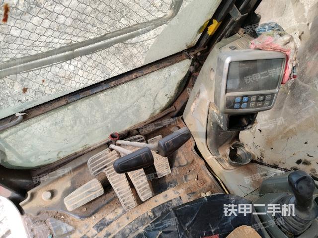 行走控制手柄和踏板?俯拍（駕駛室部分）