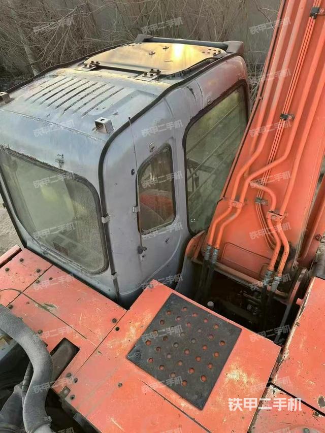 駕駛室頂部(整機(jī)外觀) 駕駛室頂部(整機(jī)外觀)