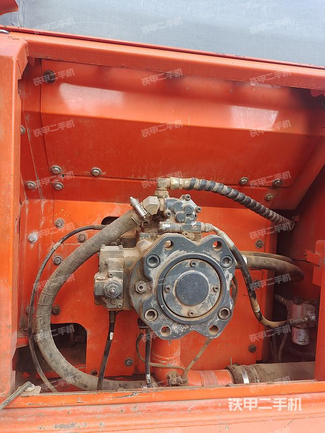 液压泵舱室正面整体（整机外观）