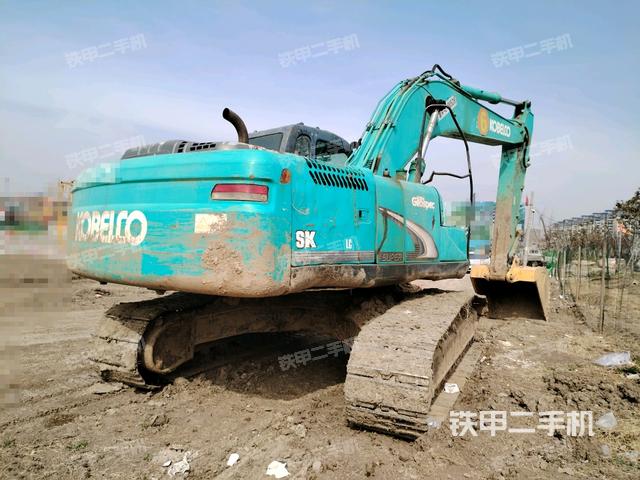 神钢SK260LC-8挖掘机的设备实拍-第3张实拍照片
