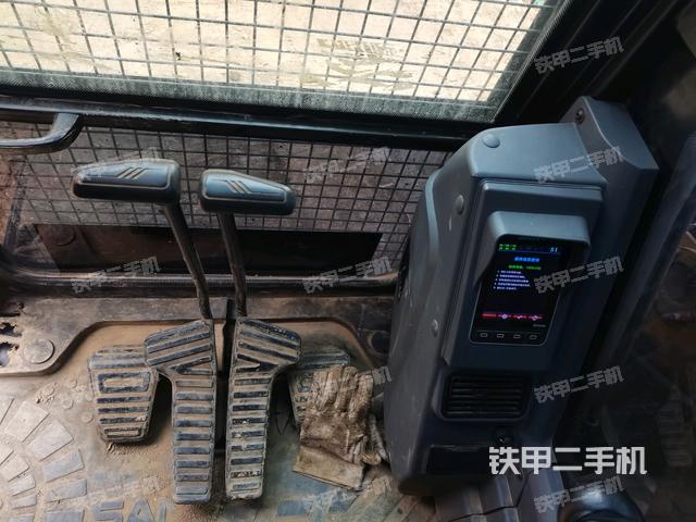 行走控制手柄和踏板?俯拍（駕駛室部分）