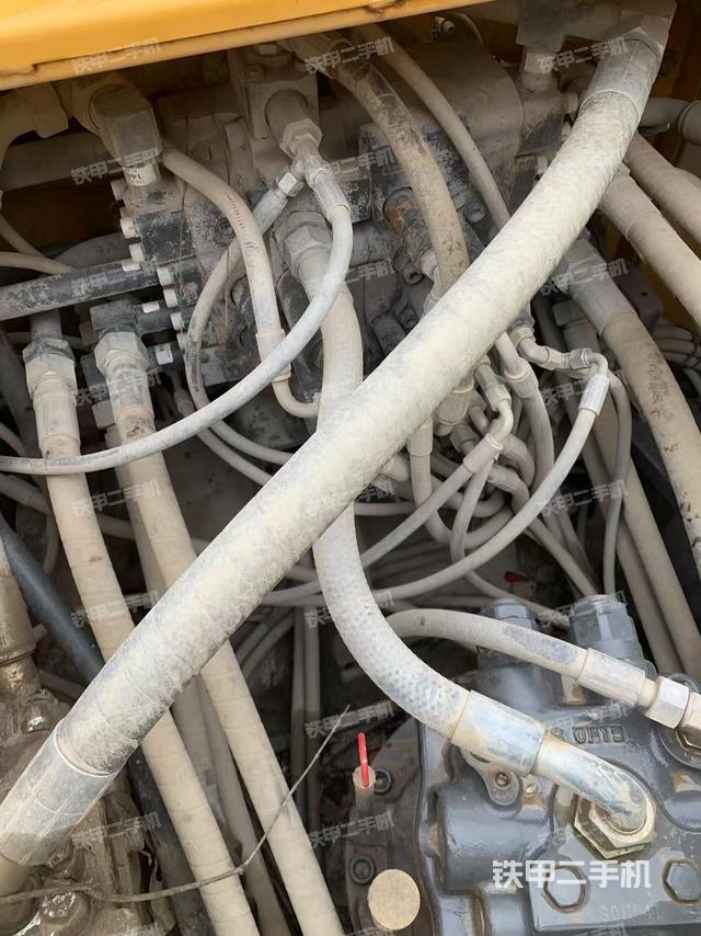 回轉(zhuǎn)馬達(dá)和主控閥（整機(jī)外觀）