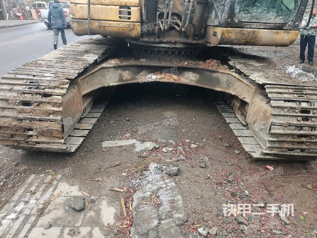轉(zhuǎn)盤和下車架正前(工作和回轉(zhuǎn)裝置) 轉(zhuǎn)盤和下車架正前(工作和回轉(zhuǎn)裝置)