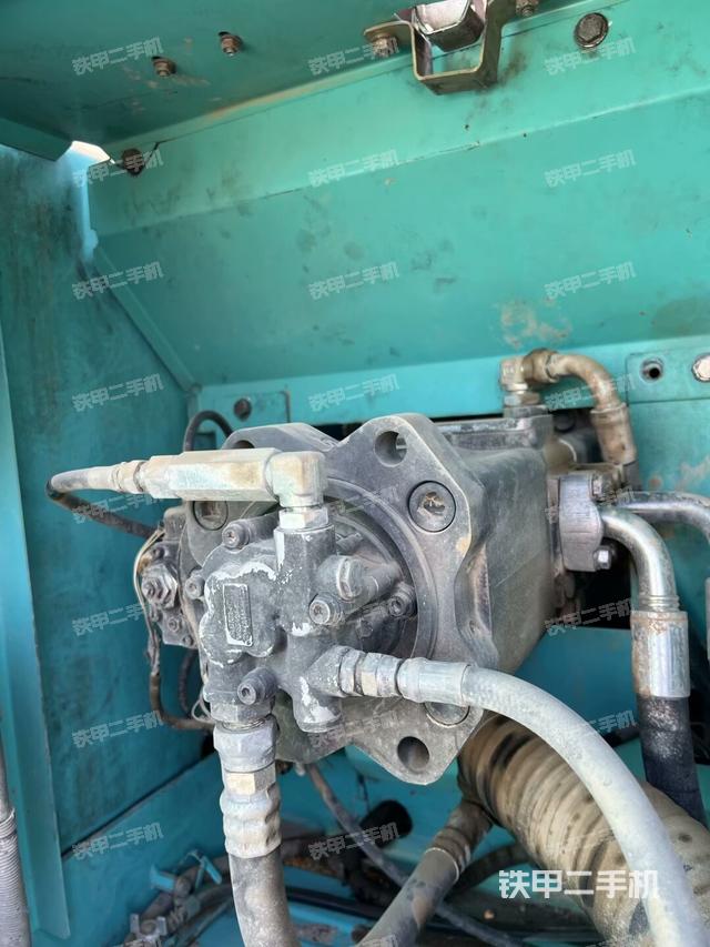 液壓泵艙室正面整體(整機外觀) 液壓泵艙室正面整體(整機外觀)