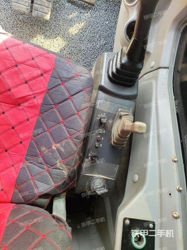 座椅右側(cè)控制臺/鑰匙門/油門/含右手柄（駕駛室部分）