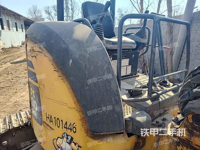 回轉(zhuǎn)馬達(dá)和主控閥(整機(jī)外觀) 回轉(zhuǎn)馬達(dá)和主控閥(整機(jī)外觀)