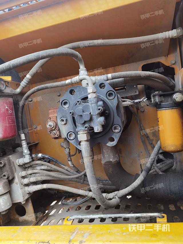 液壓泵艙室正面整體(整機(jī)外觀) 液壓泵艙室正面整體(整機(jī)外觀)