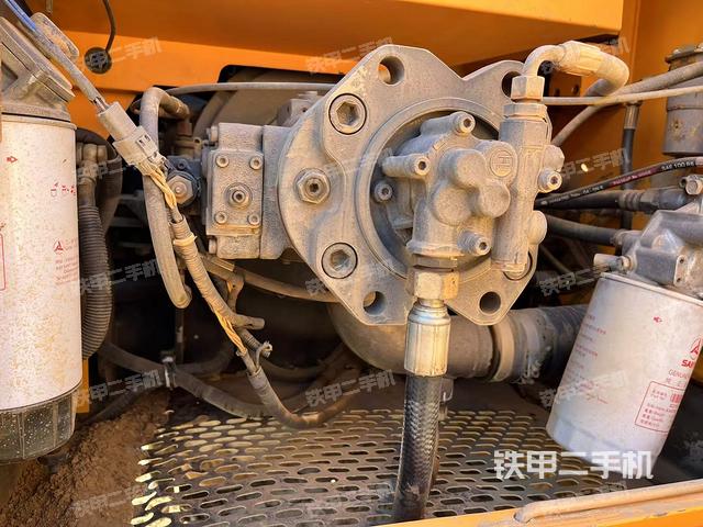 液壓泵艙室正面整體（整機外觀）