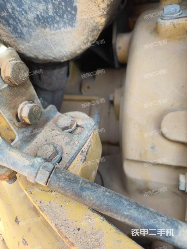 液压泵舱室正面整体（整机外观）