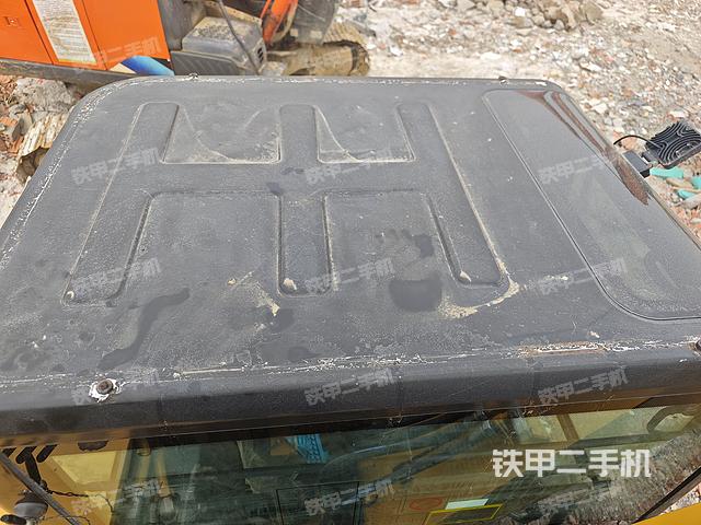 駕駛室頂部(整機(jī)外觀) 駕駛室頂部(整機(jī)外觀)