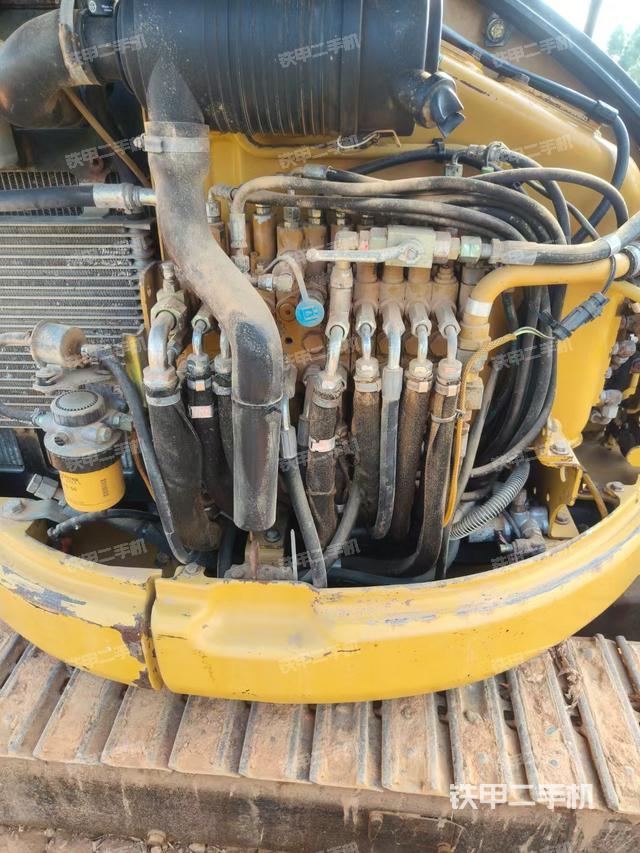 回转马达和主控阀（整机外观）