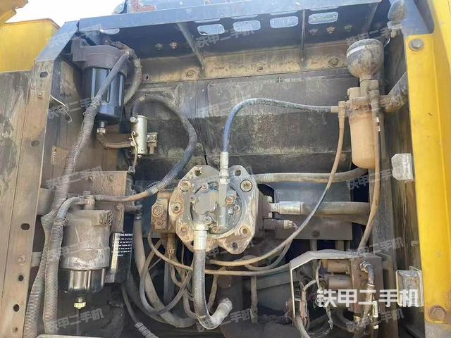液壓泵艙室正面整體(整機(jī)外觀) 液壓泵艙室正面整體(整機(jī)外觀)
