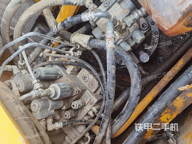 回轉(zhuǎn)馬達(dá)和主控閥(整機(jī)外觀) 回轉(zhuǎn)馬達(dá)和主控閥(整機(jī)外觀)