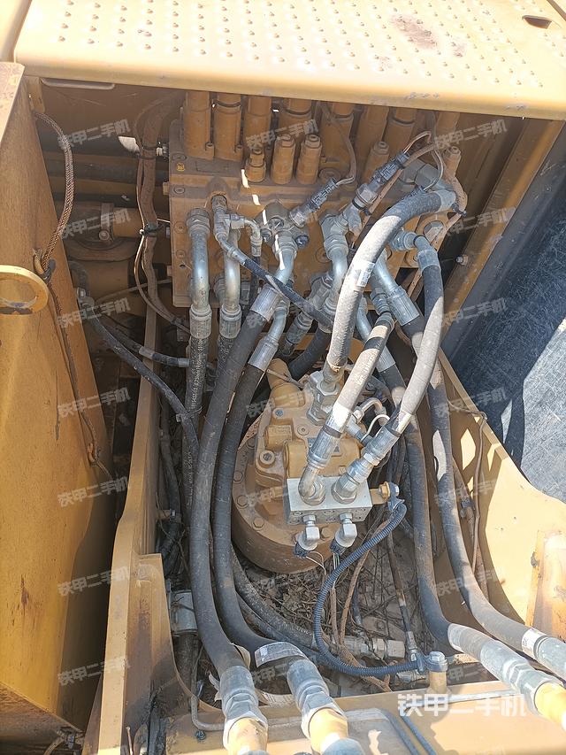 回轉(zhuǎn)馬達(dá)和主控閥（整機外觀）