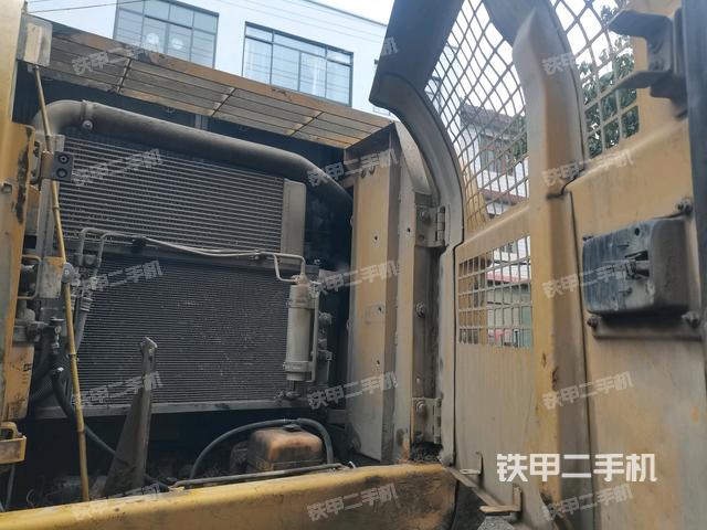 散熱器正面(大件艙室) 散熱器正面(大件艙室)