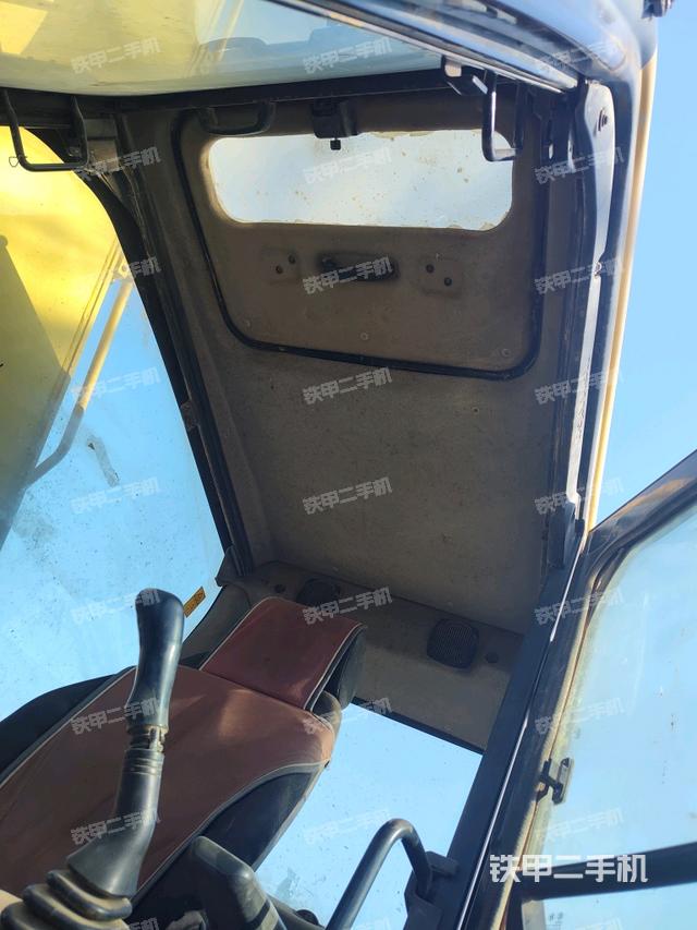 駕駛室頂部(整機(jī)外觀) 駕駛室頂部(整機(jī)外觀)