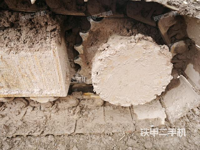 右驅(qū)動輪（行走機構(gòu)）