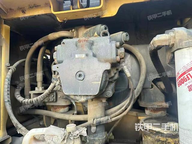 液壓泵艙室正面整體(整機外觀) 液壓泵艙室正面整體(整機外觀)