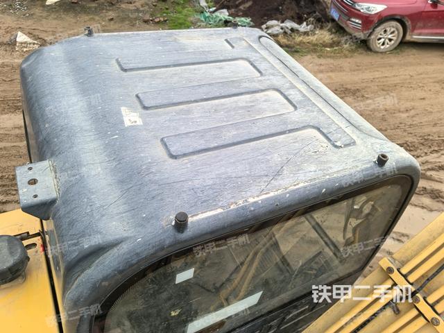 駕駛室頂部(整機(jī)外觀) 駕駛室頂部(整機(jī)外觀)