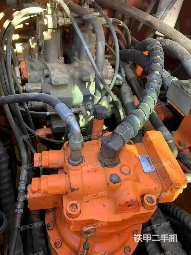 回轉(zhuǎn)馬達和主控閥(整機外觀) 回轉(zhuǎn)馬達和主控閥(整機外觀)