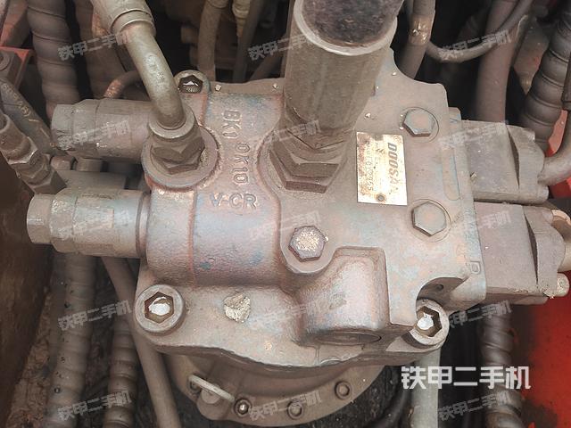 回轉(zhuǎn)馬達(dá)和主控閥(整機(jī)外觀) 回轉(zhuǎn)馬達(dá)和主控閥(整機(jī)外觀)
