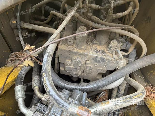 回转马达和主控阀（整机外观）