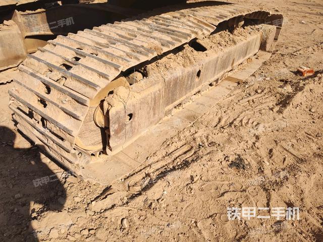 單側(cè)履帶整體(整機(jī)外觀) 單側(cè)履帶整體(整機(jī)外觀)