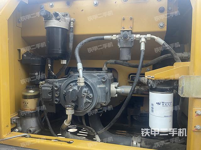 液压泵舱室正面整体（整机外观）