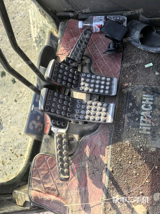 行走控制手柄和踏板?俯拍(駕駛室部分) 行走控制手柄和踏板?俯拍(駕駛室部分)