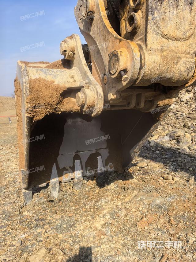 铲斗右后整体(工作和回转装置) 铲斗右后整体(工作和回转装置)