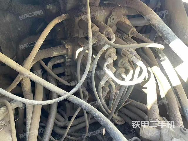 回轉(zhuǎn)馬達(dá)和主控閥(整機(jī)外觀) 回轉(zhuǎn)馬達(dá)和主控閥(整機(jī)外觀)