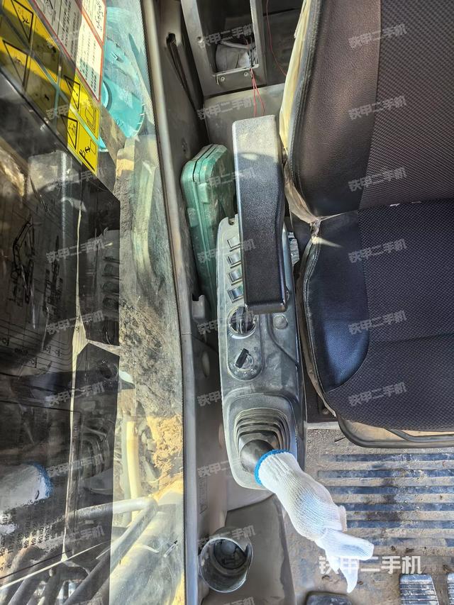 座椅右侧控制台/钥匙门/油门/含右手柄(驾驶室部分) 座椅右侧控制台/钥匙门/油门/含右手柄(驾驶室部分)