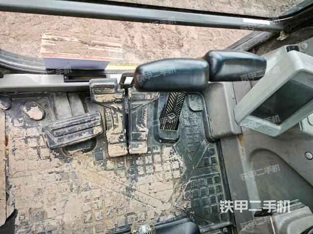 行走控制手柄和踏板?俯拍（駕駛室部分）