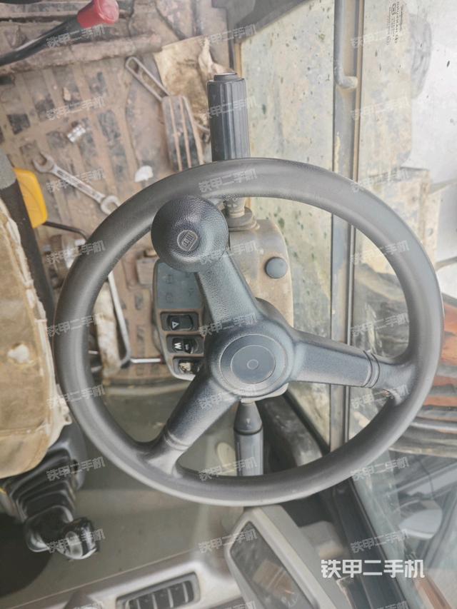 行走控制手柄和踏板?俯拍（駕駛室部分）