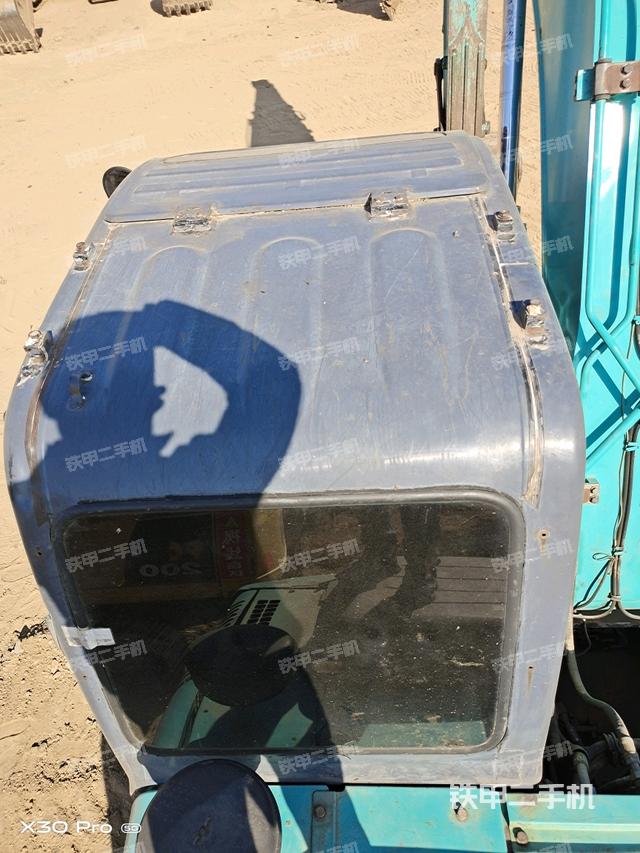駕駛室頂部(整機(jī)外觀) 駕駛室頂部(整機(jī)外觀)